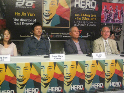 08-02-11 (L-R) Cast members Sang Eun Lee. Sung Hwa Jeong who star in "Hero". director Ho Jin Yun. General Manager Leonard Soloway at a press conference at Korean Services Gallery. 460 Park Avenue. Monday morning 08-01-11