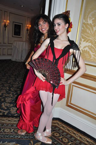 Yvette Wenger, Sara Steele