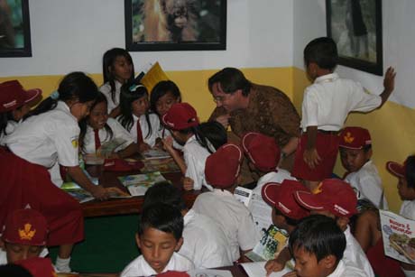 The World Is Just a Book Away founder James Owens at Riz Khan Library opening