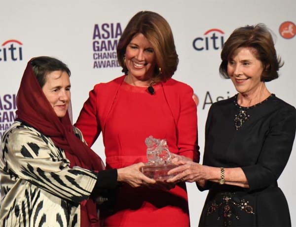 Afghan First Lady Rula Ghani (L) and former U.S. First Lady Laura Bush (R) present an Asia Game Changer award to Sherrie Weston (C), the executive vice president of Sesame Workshop. (Jamie Watts_Asia Society)