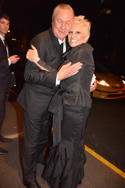 Robert Wilson hugging Dianne Bernhard, Chair of Fine Arts Committee . Photo by: Rose Billings/Blacktiemagazine.com