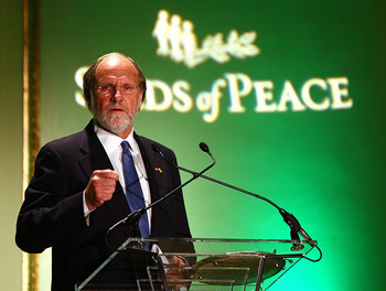 Governor John Corzine accepts the John Wallach Peacemaker Award at the 2009 Seeds of Peace Benefit Dinner