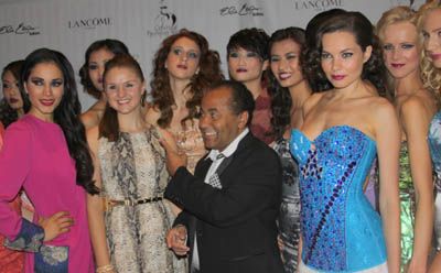 Andres Aquino with models. Photo by: Pierre Baz