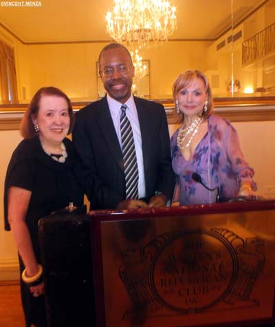 Cathryn Lenihan, President of WNRC, Dr. Benjamin Carson, Ronnie Perl, Event Chair. Photo by: Vincent Menza