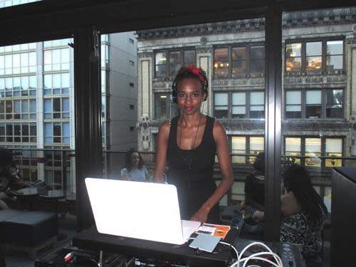 Sharri Sutton (DJ SHARRI).  Photo by:  Joyce Brooks/Blacktiemagazine.com.  