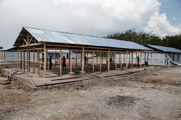 Construction of the first Save the Children Community Care Center for Ebola patients in Margibi County, Liberia. Aubrey Wade/Save the Children