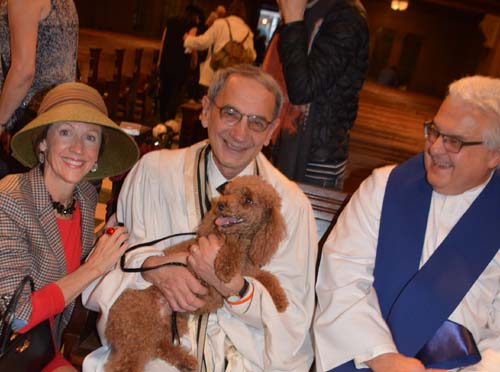 Sara Johnson and her Blessed pup by Rabbi Emeritus Peter J Rubinstein and Senior Minister Stephen Bauman&nbsp;.  Photo by:  Rose Billings/Blacktiemagazine.com