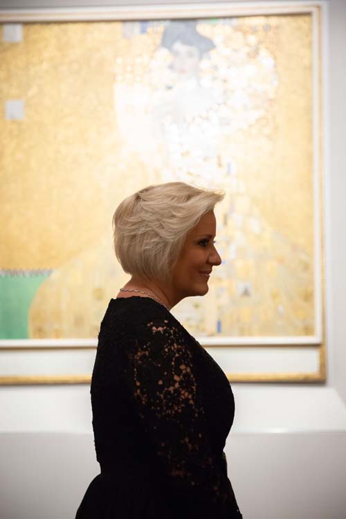 First Lady of Panama HE Lorena Castillo de Varela Looking at the Lady in Gold, Klimt. Noa Grayevsky/Getty Images