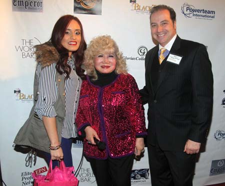Patricia Martinez from GRANDE Natural, giving the door to David Kogut