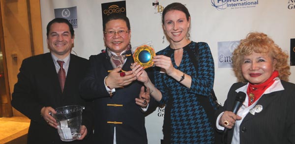  Lilia Berzon recieving her door prize from Qi Fei-Long 