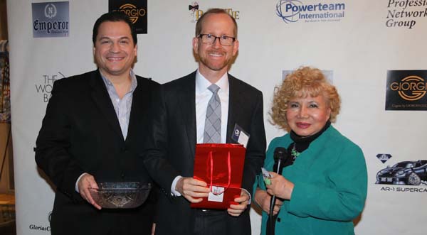 Atty. Gary J. Ross recieving his door prize