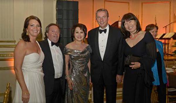 Peggy Bonapace Gelfond, Richard Gelfond, Yue-Sai Kan, Klaus Kleinfeld, Birgit Kleinfeld. Photo by: GMK/Blacktiemagazine.com