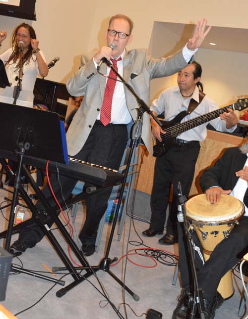 Internationally acclaimed composer and singer/songwriter Russell Daisey